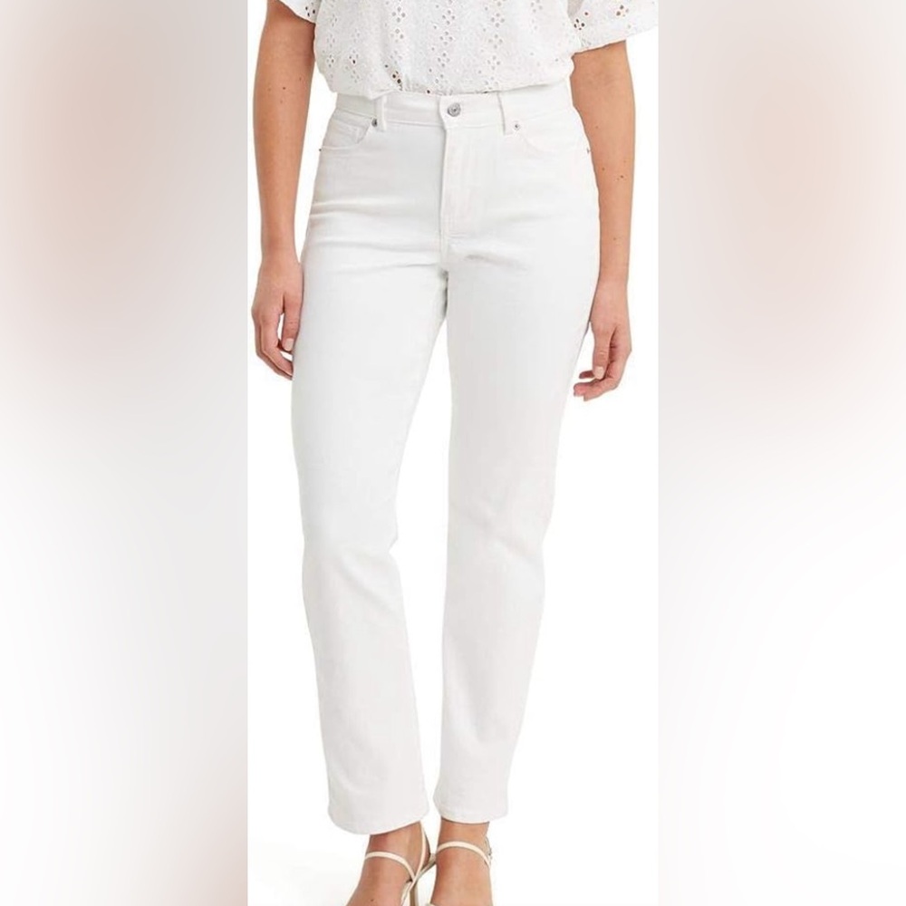 BRAND NEW NEVER WORN Levi’s straight leg jeans in white size 28